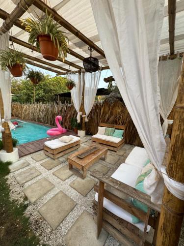 um quintal com uma piscina e uma pérgola em Wander Boutique Hotel em El Paredón Buena Vista