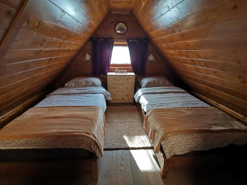 3 camas num quarto no sótão com uma janela em Kuća za odmor Šumska idila em Velika Gorica