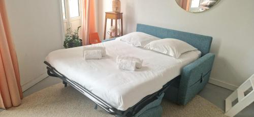 מיטה או מיטות בחדר ב-Vue imprenable sur le port, charmant et clair!