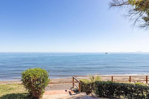 Perfect apartment on beach near Estepona RDR340
