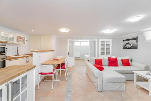 Perfect apartment on beach near Estepona RDR340