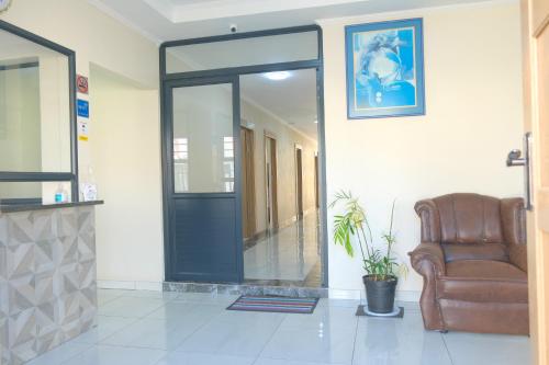 a waiting room with a chair and a mirror at SUPA Lodge in Parow
