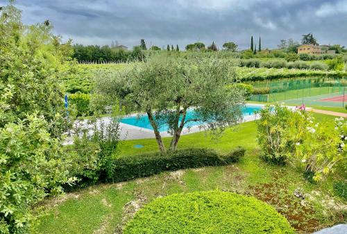 an overhead view of a garden with a swimming pool at Country House Bardolino in Bardolino