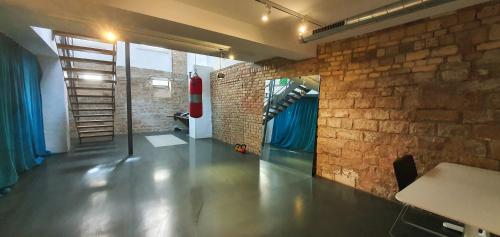 a room with a concrete floor and a brick wall at Loft im Szeneviertel Mannheims in Mannheim