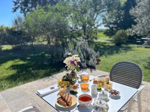 een tafel met eten en drinken erop bij LE CLOS PASTEL Chambres d'hôtes & Gite in Virac