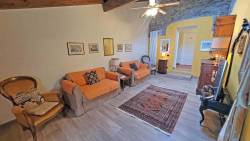 - un salon avec des canapés, des chaises et un mur en pierre dans l'établissement Locanda Le Panche, à Pistoia