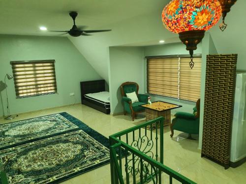 Teratak D Tuntung في Kampong Mesjid: غرفة معيشة مع سرير ومروحة سقف