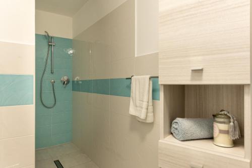 フォッローニカにあるCAMPI ALTI AL MARE APARTMENTSのバスルーム(シャワー、ガラスドア付)