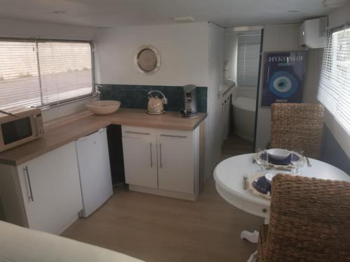 a small kitchen with a sink and a toilet at Bateau Mama Mia in Narbonne