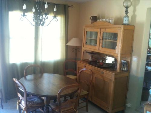 d'une salle à manger avec une table et une armoire en bois. dans l'établissement Chambre paisible proche calanques et centre La Ciotat, à La Ciotat