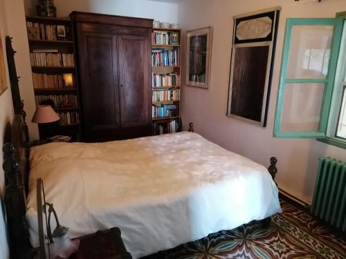 a bedroom with a bed and book shelves with books at Chambre paisible proche calanques et centre La Ciotat in La Ciotat