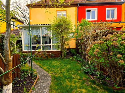 un jardin en face d'une maison dans l'établissement B&R Ferienhaus In der Nähe des Flughafens, à Nuremberg