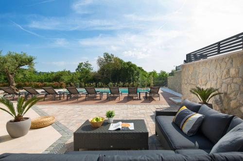Villa Fabiana, a luxurious and spacious villa, few minutes from the beach