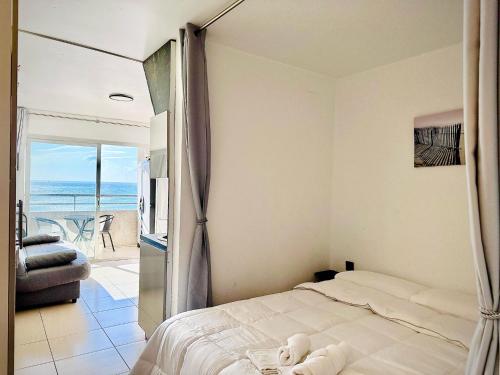 een slaapkamer met een bed en uitzicht op de oceaan bij Seaview Apartment in Empuriabrava