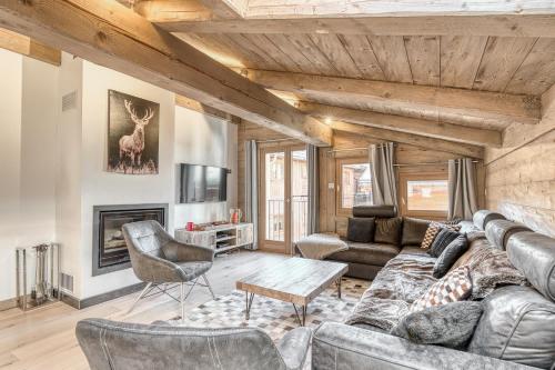 un salon avec un canapé et une table dans l'établissement Appartement Equinox, à Megève