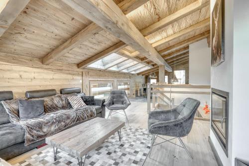 un salon avec un canapé, une table et des chaises dans l'établissement Appartement Equinox, à Megève