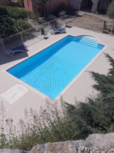 une grande piscine dans une cour avec une énergie dans l'établissement La Maison de Nat, à Nyons