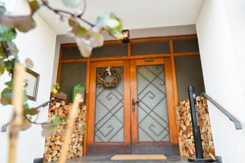 une porte d'entrée d'une maison avec un tas de bois dans l'établissement Gasthof zum Ritter - a cozy historical Landmark, à Ulm