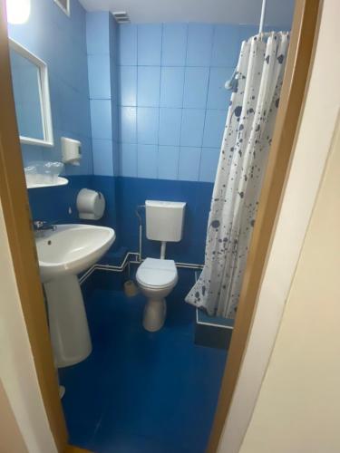 ソバタにあるVila Onixの青いバスルーム(トイレ、シンク付)