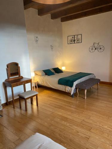 une chambre avec un lit, un bureau et une chaise dans l'établissement La Tour de Côtebrune, à Côtebrune