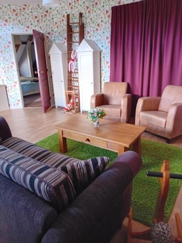 a living room with a couch and a coffee table at B&B De Kaagse Koe in Huigsloot