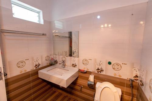 a bathroom with a sink and a toilet at LING LING'S VILLA in Mộc Châu