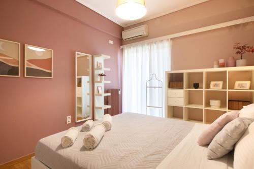 ein Schlafzimmer mit einem großen Bett mit Handtüchern darauf in der Unterkunft Modern 2BD apartment next to Acropolis in Athen