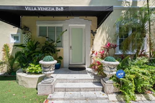 Miami Beach'teki Villa Venezia BB full house up to 12 guests tesisine ait fotoğraf galerisinden bir görsel