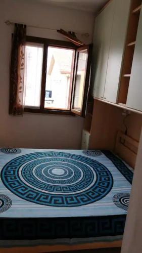 een kamer met een bed in een kamer met een raam bij Valledoria in Valledoria
