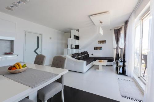 Kuchyň nebo kuchyňský kout v ubytování NEA Penthouse