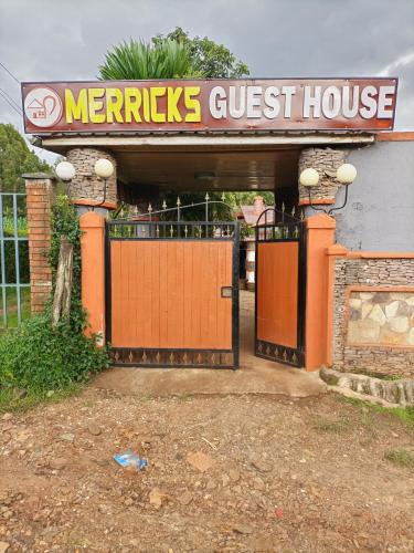 een winkel met een oranje poort voor het ariors pension bij Merricks Guest House in Litein