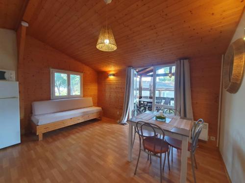 Postel nebo postele na pokoji v ubytování Chalet dans résidence les Pescalunes