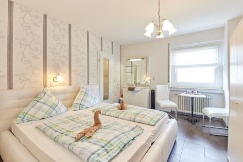 sypialnia z łóżkiem z wypchanym zwierzakiem w obiekcie Cafe Rosi w mieście Bernkastel-Kues