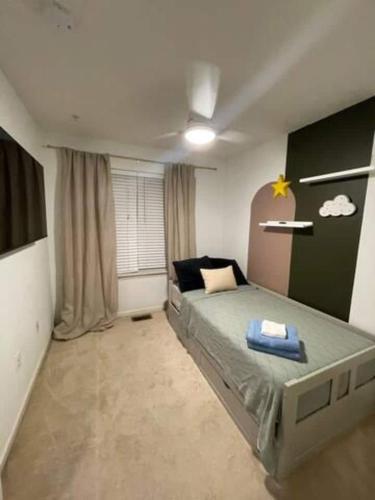um quarto com uma cama num quarto em 3 beautiful Bedroom Townhome em Germantown