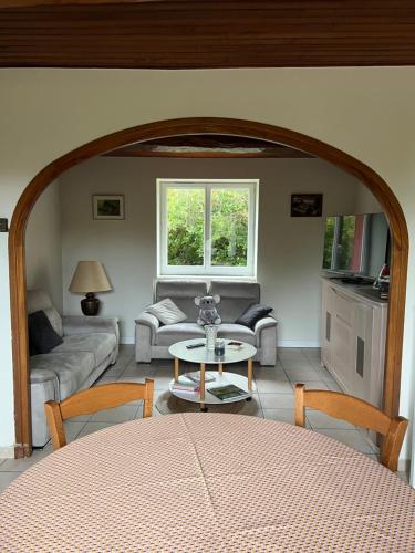 Saint-Jean-de-ThurigneuxにあるChez Paulのソファとテーブルのあるリビングルーム