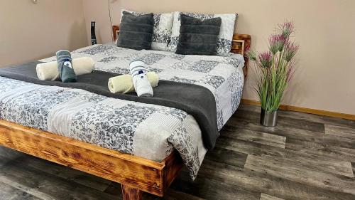 ポッチェトルテクにあるApartma Jurkaのベッドルーム(枕付きの木製ベッド1台付)