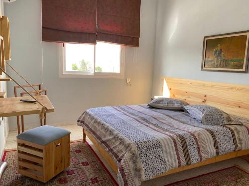 sypialnia z łóżkiem i biurkiem w obiekcie Appartement simple et propre w mieście Safakis