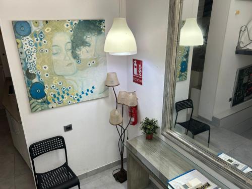 garderoba z 2 krzesłami i lustrem w obiekcie Una genial estancia en Madrid centro w Madrycie