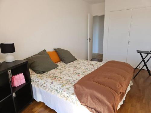 un grand lit dans une chambre avec une table dans l'établissement Hauteur d'Antibes 3 pièces vue mer et montagne Calanques, à Antibes