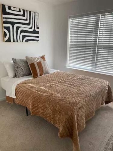 um quarto com uma cama e uma janela em 2 Cozy Bedroom Townhome em Germantown