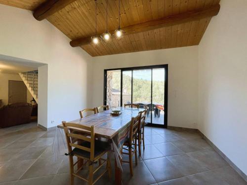 une salle à manger avec une table et des chaises en bois dans l'établissement Mas Saucleirette, à Saint-Bresson