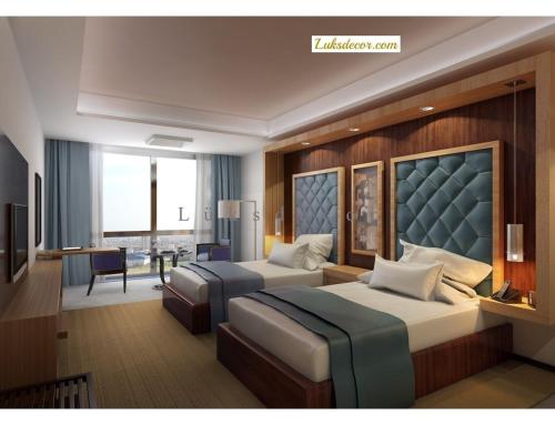 una camera d'albergo con 2 letti e una scrivania di LİMAN OTEL a Istanbul