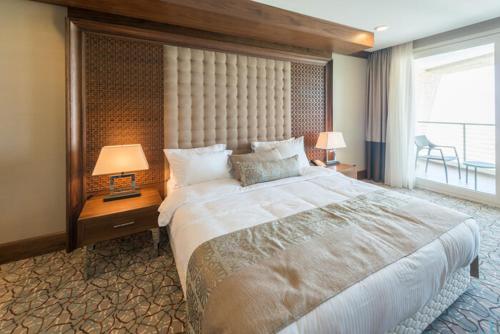 伊斯坦堡的住宿－LİMAN OTEL，一间大卧室,配有一张大床和一个窗户