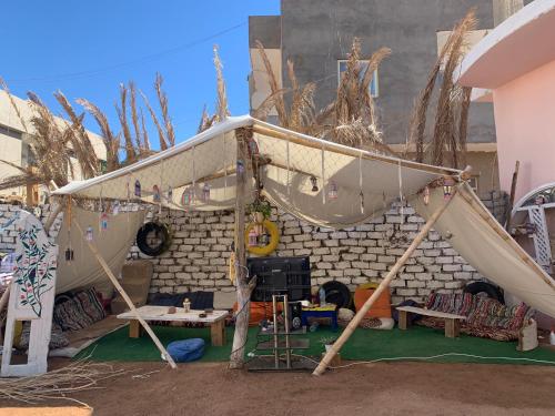 uma tenda de jogos com um escorrega num quarto em The Way Hostel 4 persons Room em Dahab