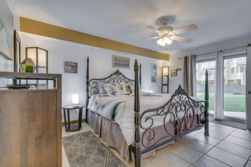 una camera con letto e ventilatore a soffitto di Pensacola Beach Condo with Patio and Access to Beach! a Pensacola Beach