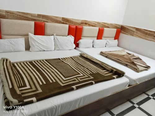 Raghav guest house tesisinde bir odada yatak veya yataklar