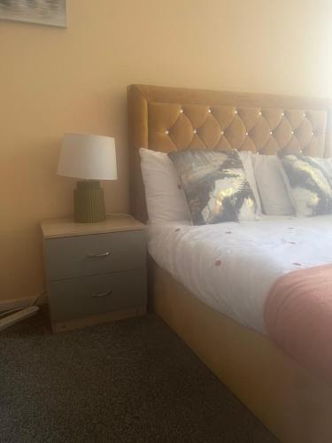 sypialnia z łóżkiem z lampką na stoliku nocnym w obiekcie Modern 3 Bed House for 6 guests w mieście Nevendon