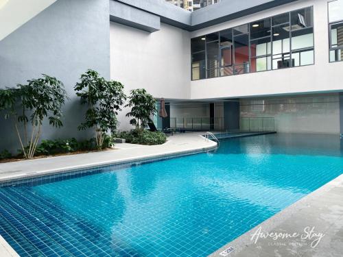Басейн в Sunway Velocity Two By Awesomestay або поблизу