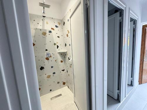 ベラトにあるHelin's Hostel by Backpackersの室内のロッククライミングウォール