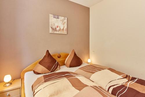 een slaapkamer met een bed met 2 kussens erop bij Cafe Rosi Ferienwohnung in Bernkastel-Kues